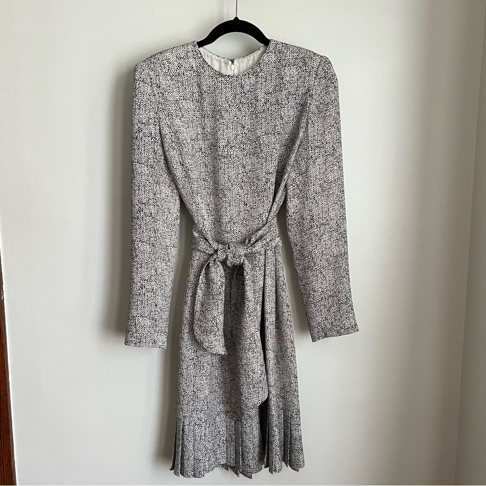 VTG David Hayes 100% silk shift dress with pleated hem - white & black patterned